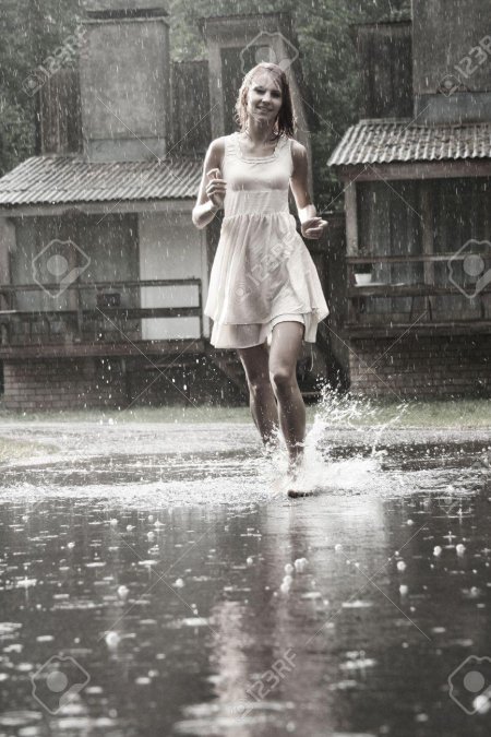 Девушка под дождем