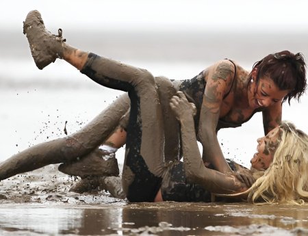 Девушки дерутся в грязи