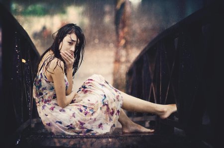 Девушка под дождем