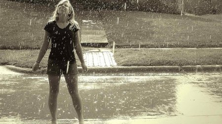 Девушка бежит под дождем