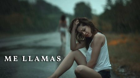 Девушка плачет в полный рост