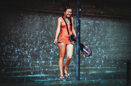 Мокрая девушка под дождём