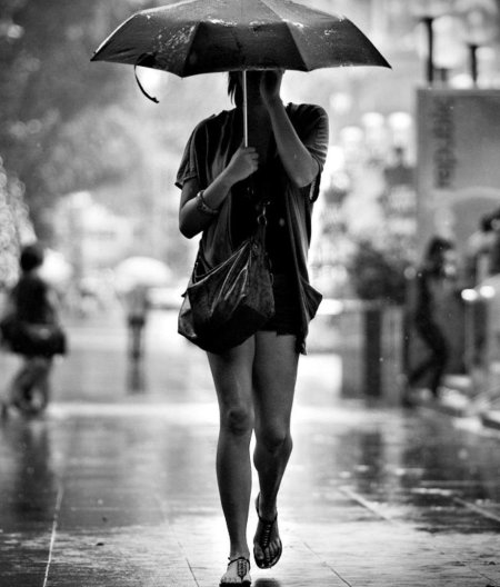 Девушка с зонтом