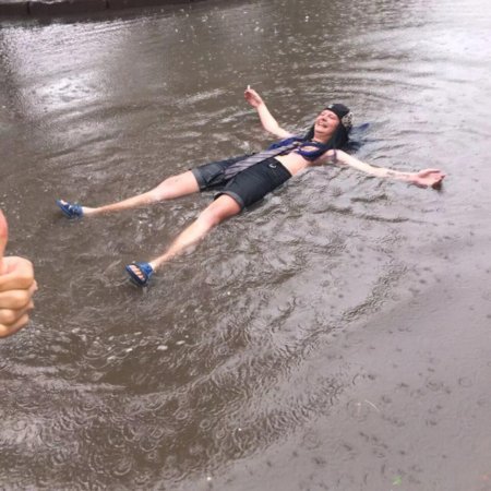 Люди купаются