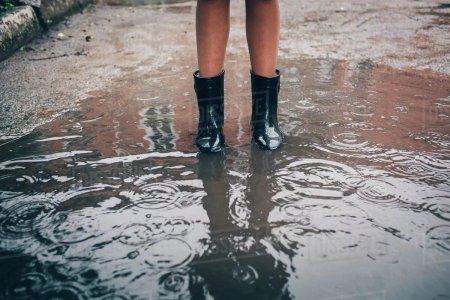 Резиновые сапоги в луже