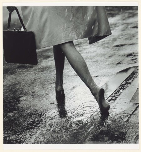 Женщина под дождем