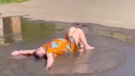 Девушки купаются