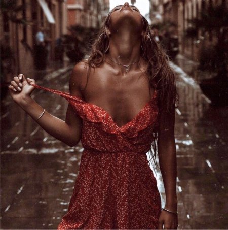 Девушка под дождем