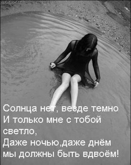 Девочка в луже сидит