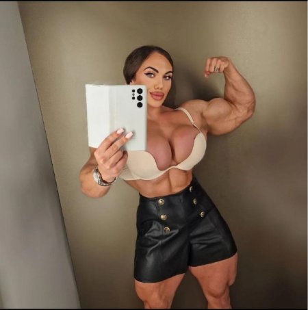 Типичная тёлка с силиконовыми сиськами и накаченными губами