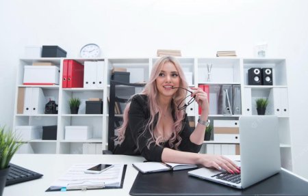 Блондинка в офисе