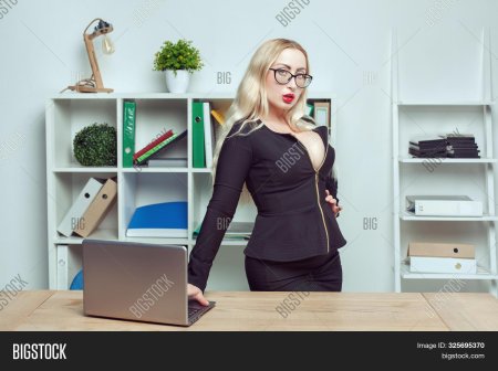 Женщина начальница офиса богатая с большими сиськами