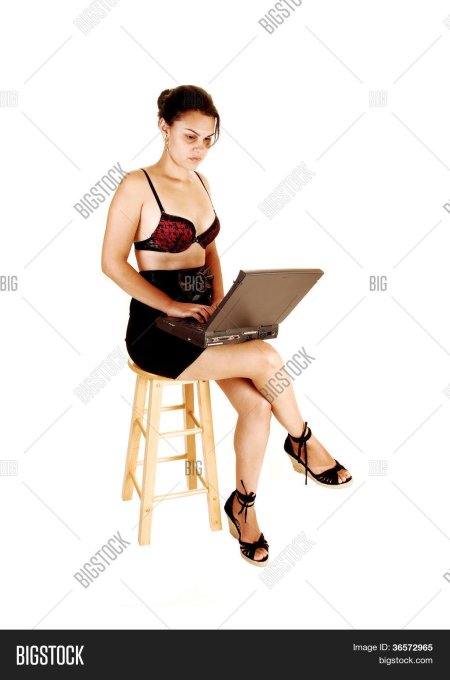 Девушка с ноутбуком