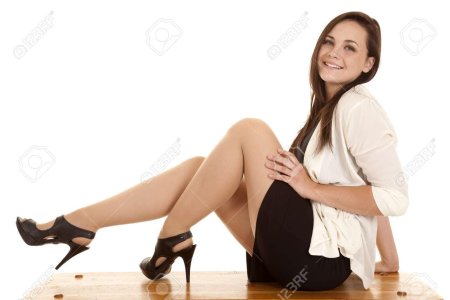 Девушка сидит в юбке