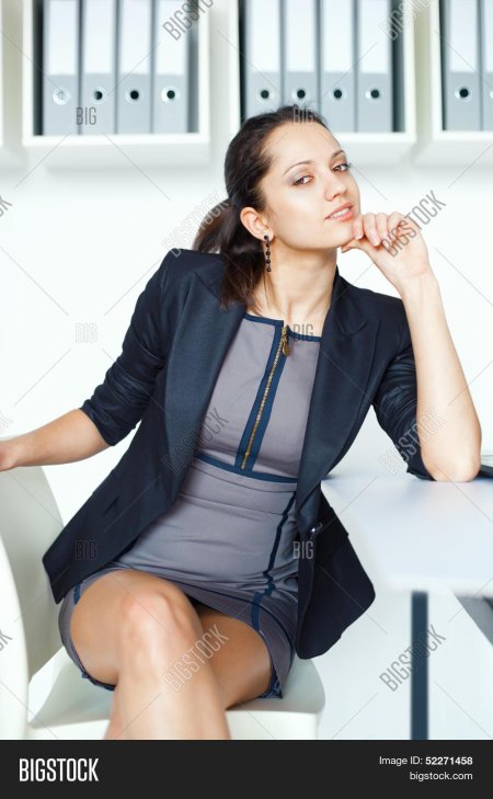 Женщина сидит за столом в офисе