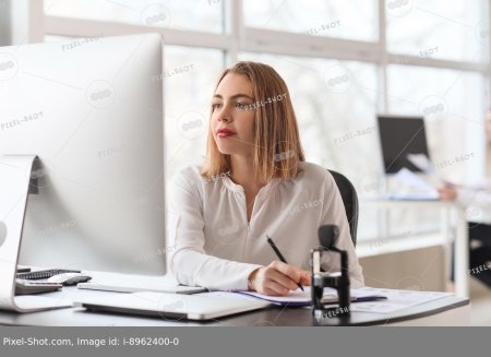 Женщина сидит за столом