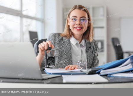 Девушка в очках офисе