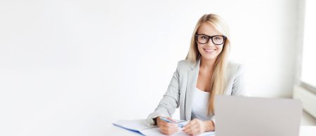 Деловые женщины на Светлом фоне