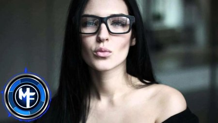 Красивые девушки в очках для зрения