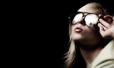 Девушка в очках