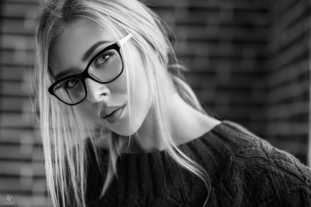 Девушка в очках