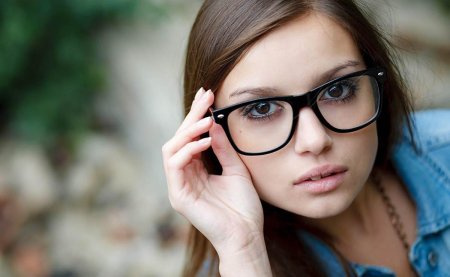 Девушка в очках от зрения