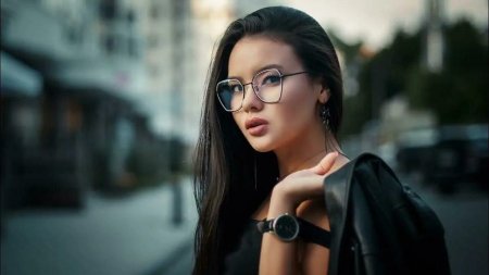 Девушка в очках