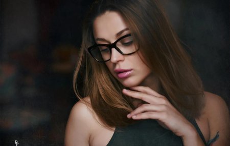 Модель с рукой у лица