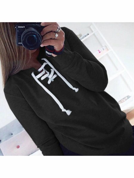 Девушка в толстовке