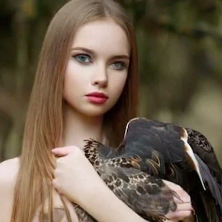 Очень красивая молодая девушка