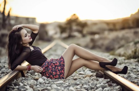 Девушка брюнетка