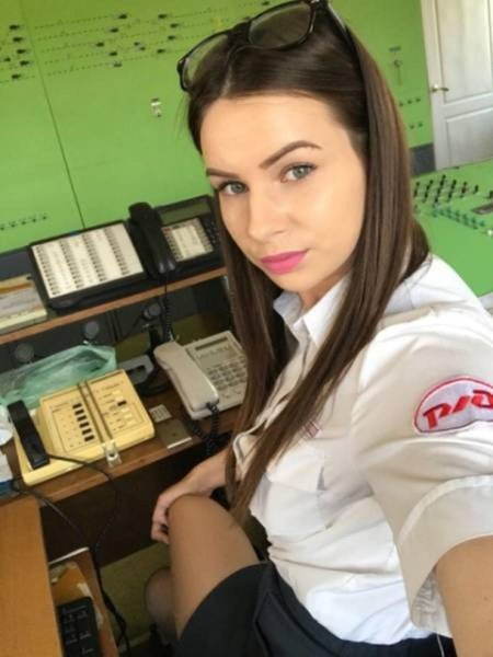 Красивая сотрудница