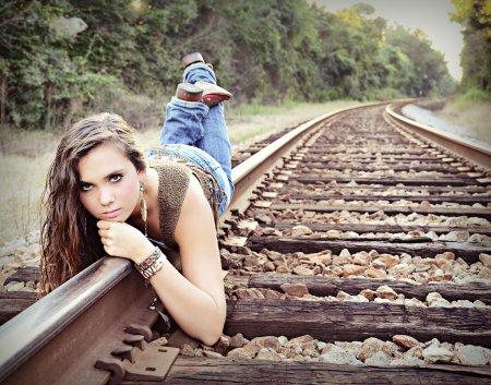 Фотосессия на железной дороге девушек