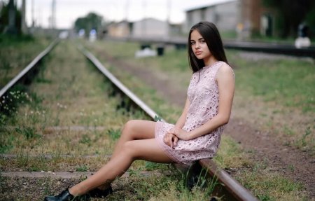 Индийские девочки на рельсах