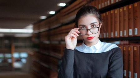 Умная девушка в очках