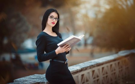 Красивая брюнетка