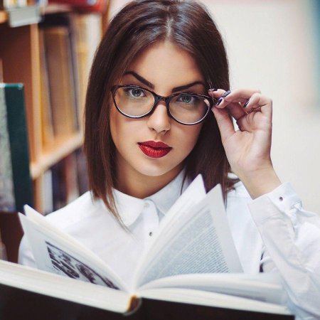 Девушка в очках