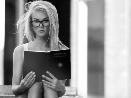 Девушка с книгами