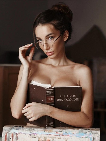 Начитанная девушка