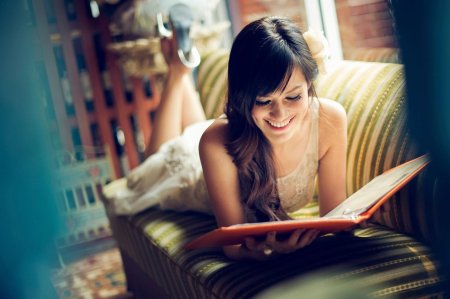 Девушка с книгой