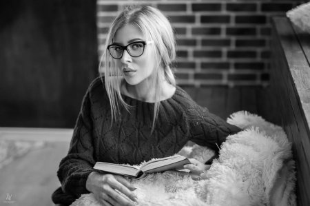 Умная девушка в очках