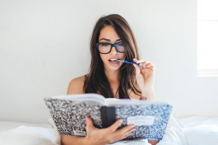 Девушка с блокнотом