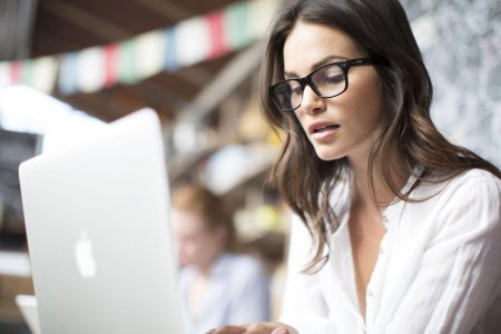 Женщина в очках