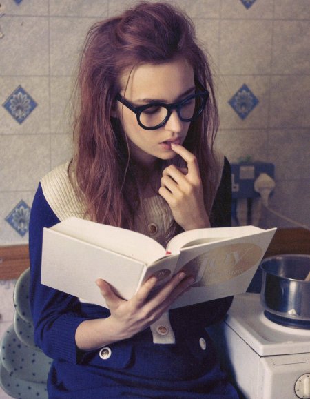 Умная девушка в очках