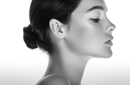 Женское лицо в профиль
