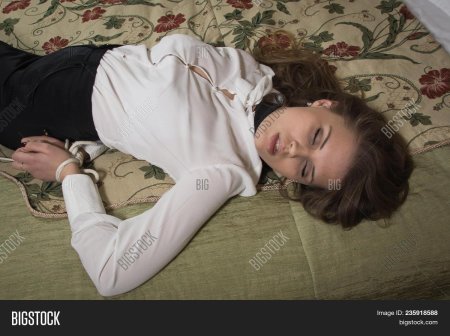 Связанные женщины