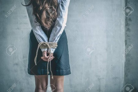 Связанные руки за спиной