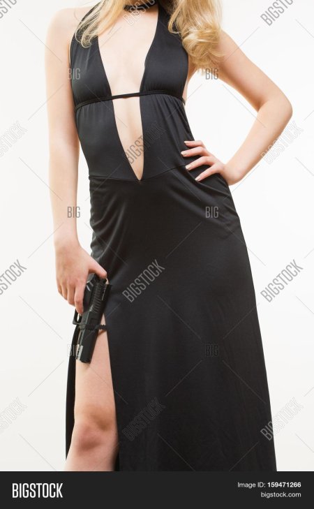 В платье с пистолетом