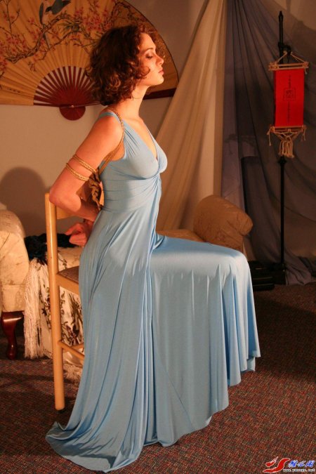 Связанные дамы в вечерних платьях