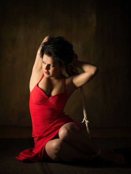 Связанная женщина